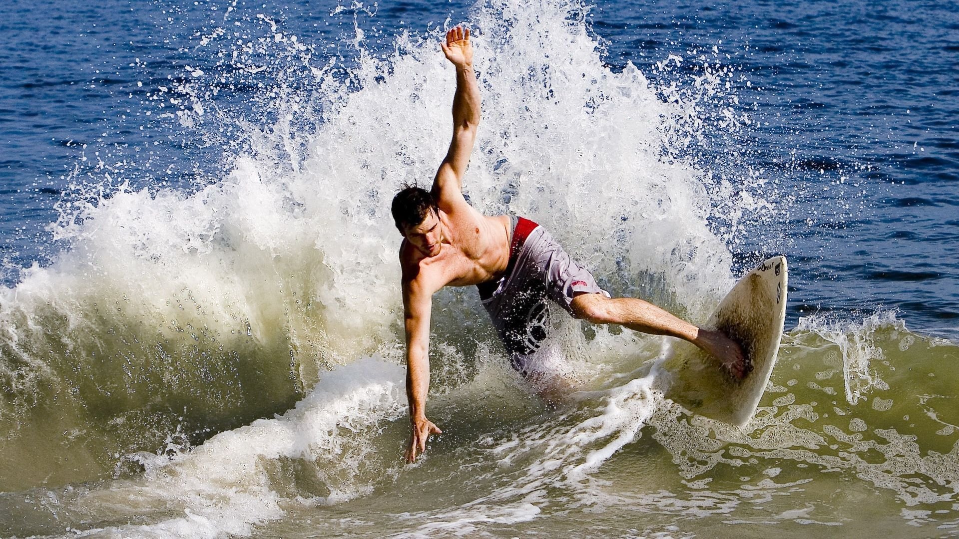 世界游泳锦标赛激战正酣，美国队与澳大利亚队竞争激烈，美国游泳队奥运会金牌